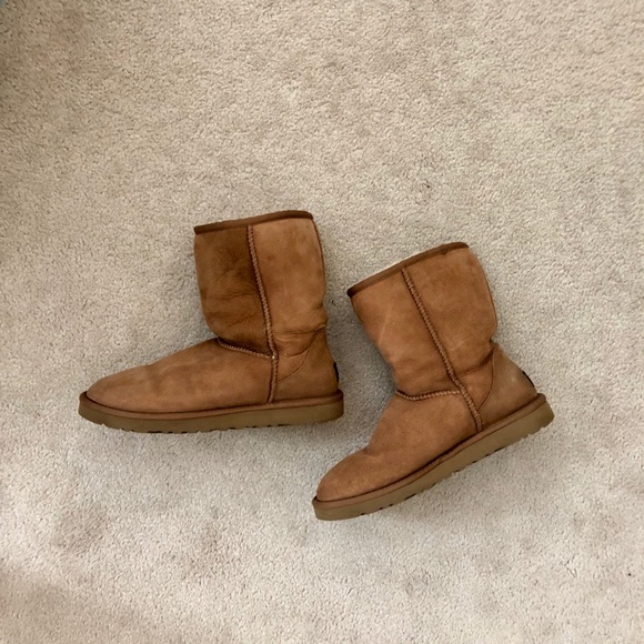 Ugg Classic Short Boots - Picture 1 of 4